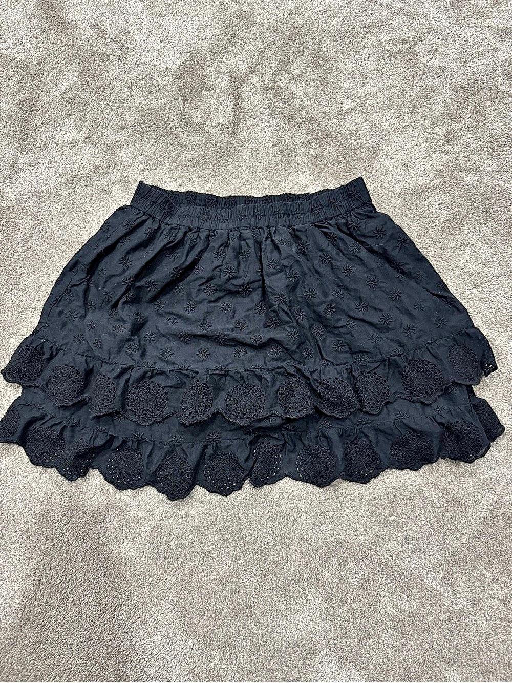 GAP Embroidered Eyelet Mini Skirt in Black Size Medium